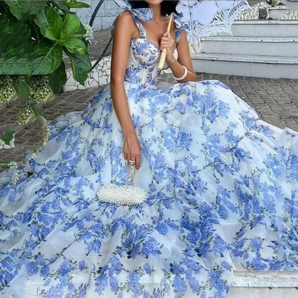 Elegant Women's Dress size medium - Picture 1 of 6